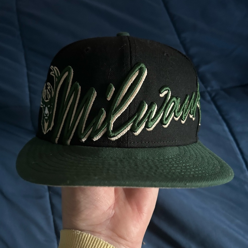 Milwaukee Bucks fitted flat Bill hat. 7 1/4 inches.